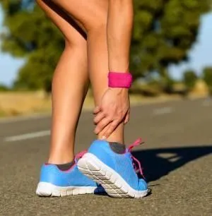 An image by Op. Dr. Halil Buldu showing on a person where an Achilles tendon rupture can occur.