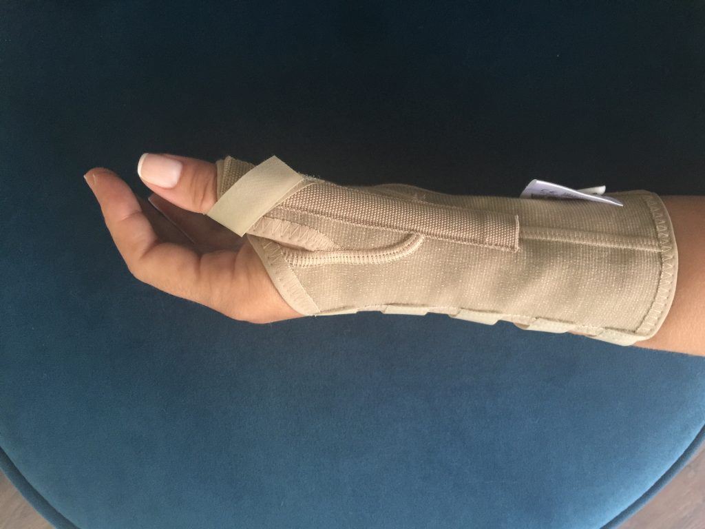 Opr. Dr. Halil Buldu'nun De Quervain Tenosinoviti operasyonu sonrasında oluşan gelişmeyi önizleyen bir bandajlı yandan bakılmış el resmi.