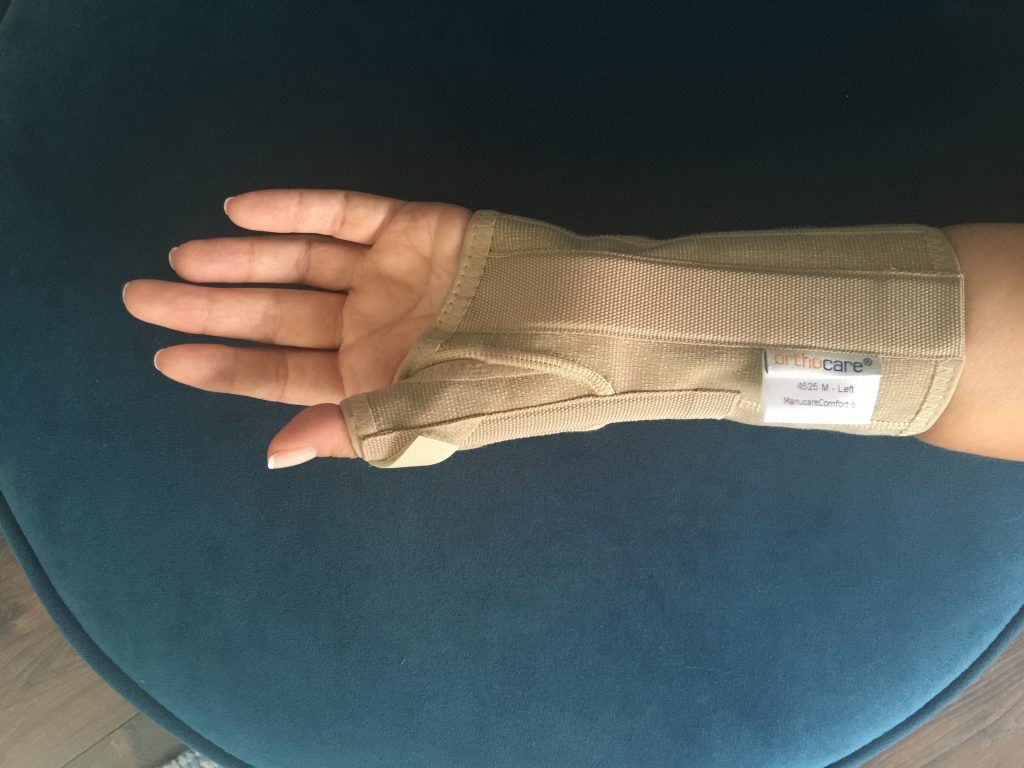 Opr. Dr. Halil Buldu'nun De Quervain Tenosinoviti operasyonu sonrasında oluşan gelişmeyi resmeden bandajlı bir el resmi.