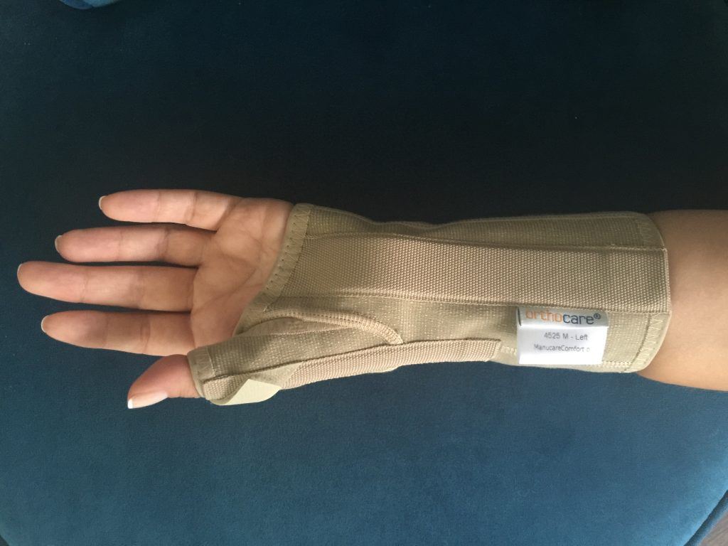 Opr. Dr. Halil Buldu'nun De Quervain Tenosinoviti operasyonu sonrasında oluşan gelişmeyi gösteren bir bandajlı el resmi.